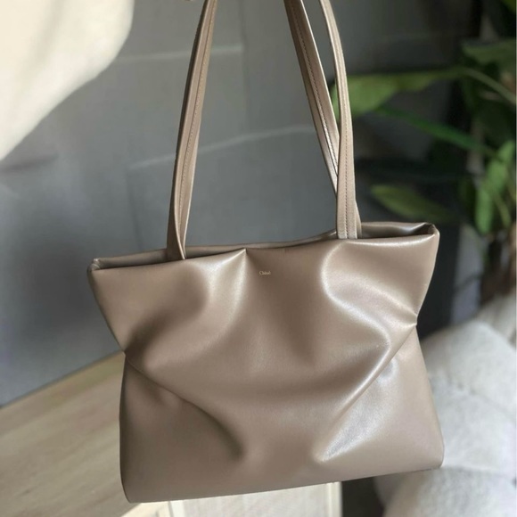 Chloe - Picture 3 of 9